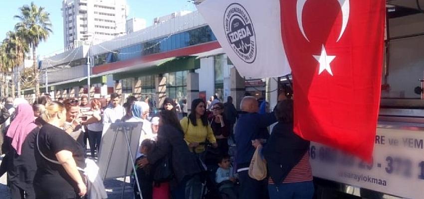 izmir-depremzedeleri-dayanisma-dernegi-bartin-maden-ocaginda-sehit-olan-madenciler-icin-konak-meydaninda-lokma-dokturdu.jpg