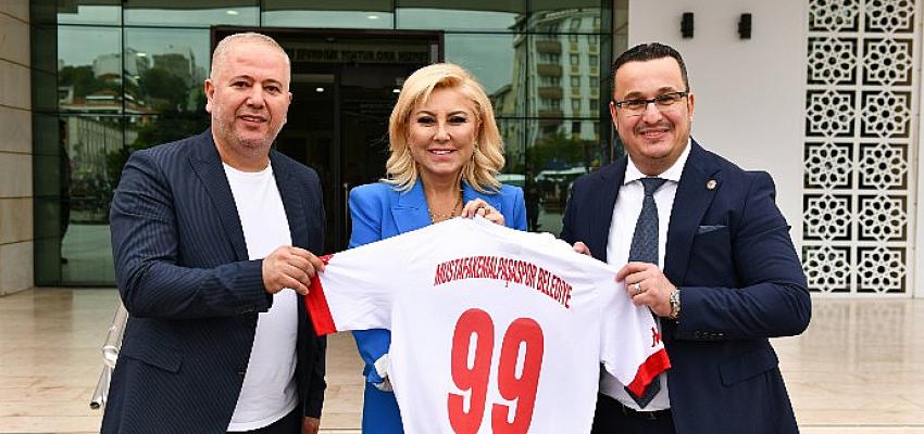 usta-gazeteciler-dunyanin-en-buyuk-makam-odasina-konuk-oldu.jpg