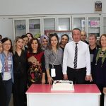 bayraklida-ogretmenlere-coskulu-kutlama.jpg