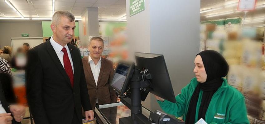 golcuk-belediye-baskani-ali-yildirim-sezer-kavakli-mahallesinde-hizmete-giren-tarim-kredi-kooperatif-marketlerinin-acilisina-katildi.jpg