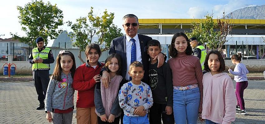 kemerde-trafikte-okul-jandarma-elele-birlikte-guvenli-gelecege-programi-duzenlendi.jpg
