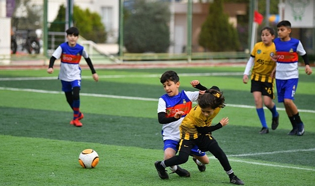 yenisehir-belediyesi-cocuklari-yesil-sahalarda-bulusturdu.jpg
