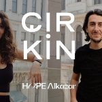 hope-alkazarin-ilk-tiyatro-oyunu-cirkin-kasim-ayinda-sahnede.jpg