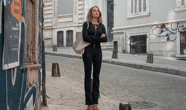 serenay-sarikayanin-basrolunde-yer-aldigi-ece-yoreng-imzali-kimler-geldi-kimler-gecti-9-mayista-sacede-netflixte.jpg