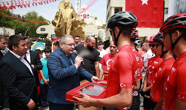 baskan-ozarslan-samsundan-gelen-turk-bayragini-ve-topragi-teslim-aldi.jpg