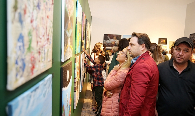 kucukcekmecede-sanat-egitimi-veren-gorsel-sanatlar-ogretmeni-fadime-yucel-ve-ogrencilerinin-izler-sergisine-ev-sahipligi-yapti.jpg