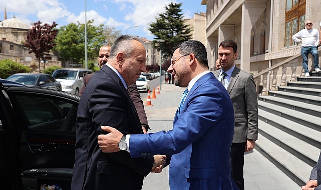 nevsehir-valisi-ali-fidan-31-mart-gunu-gerceklestirilen-mahalli-idareler-genel-secimlerinde-nevsehir-belediye-baskanligi-gorevine-secilen-rasim-ariya-hayirli-olsun-ziyaretinde-bulundu.jpg
