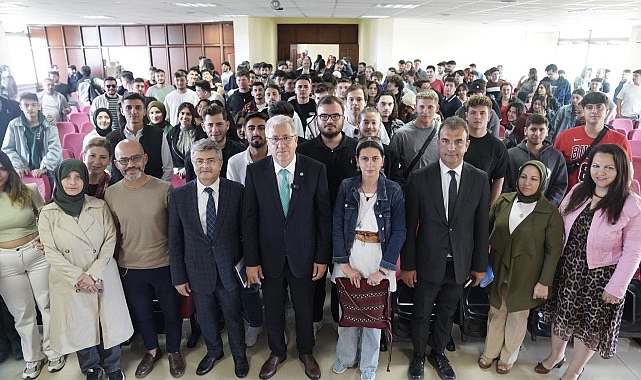 rektor-budak-bergama-myoda-muhasebe-uygulamalari-ve-finans-laboratuvarinda-incelemelerde-bulundu.jpg