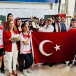 samsundan-gelen-bayrak-ve-toprak-genc-doktorlara-teslim-edildi.jpg