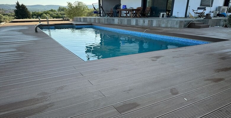 Ahşap Kompozit Deck ile Havuz Kenarlarında Modern Tasarım Çözümleri